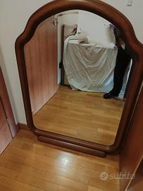Specchio con cornice in legno 