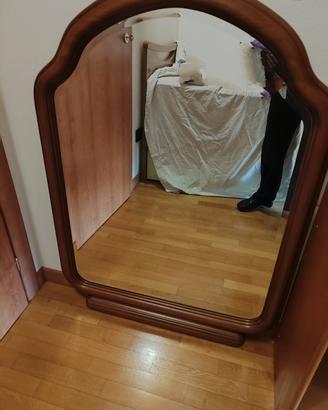 Specchio con cornice in legno 