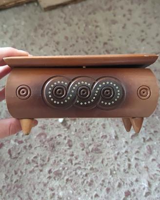 portagioie in legno datato 