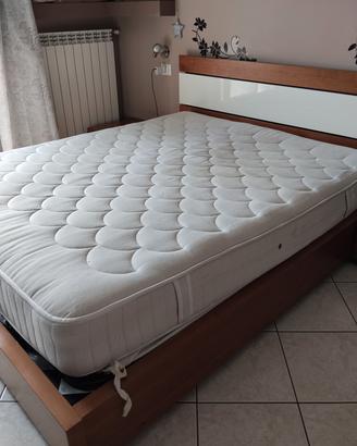 armadio camera con letto e comodini
