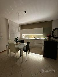 Tavolo moderno bianco con piano in vetro 120x80 cm