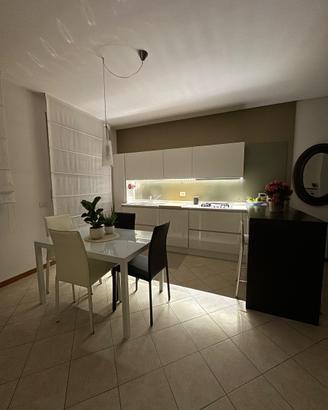 Tavolo moderno bianco con piano in vetro 120x80 cm