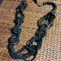 Collana con ciondoli in legno