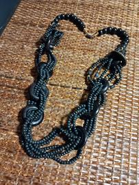 Collana con ciondoli in legno