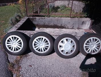 4 gomme invernali con cerchione in acciaio  Dacia