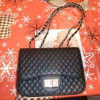 Borsa a tracolla nera trapuntata con catena e chiu