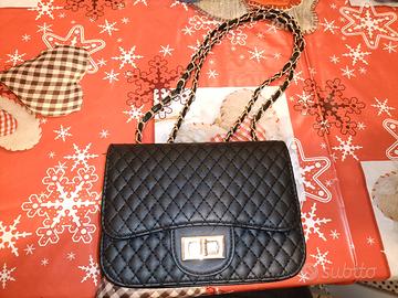 Borsa a tracolla nera trapuntata con catena e chiu