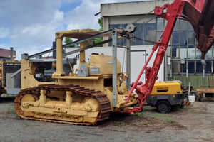 Komatsu d85 con aratro d scasso