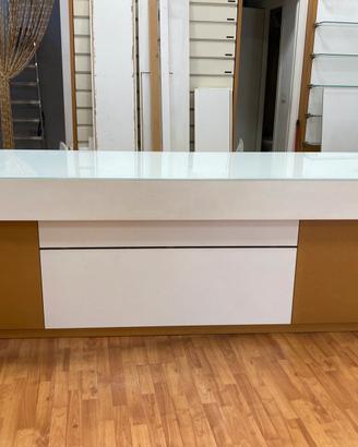 Bancone in legno e cristallo