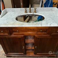 Mobile bagno con lavabo, piano in marmo e specchio