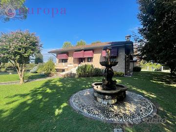 Villa con grande parco e accessori