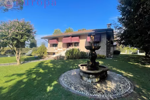 Villa con grande parco e accessori