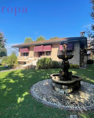 Villa con grande parco e accessori