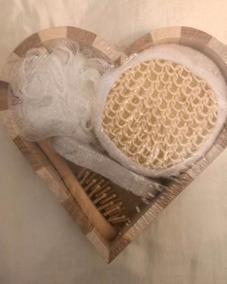 Cuoricino in legno da bagno