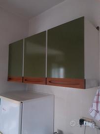 Coppia mobiletti cucina verde e inserti marrone 