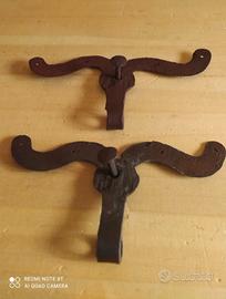 COPPIA DI CERNIERE A BAFFO IN FERRO BATTUTO ANTICH