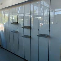 Espositori con mensole in ferro e pannelli dogati