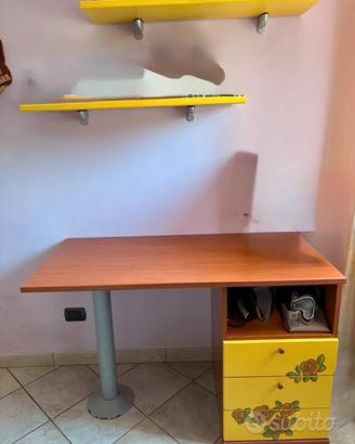Scrivania bimba con 3 casetti + 2 mensole