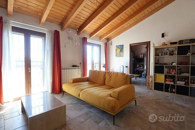 Appartamento di 97 m² con 3 locali e box auto a Co