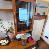 Parete attrezzata color noce e panna