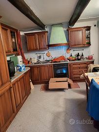 Cucina in noce e tavolo