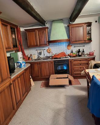 Cucina in noce e tavolo