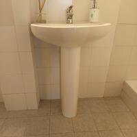 lavabo bagno, miscelatore, specchio e accessori 