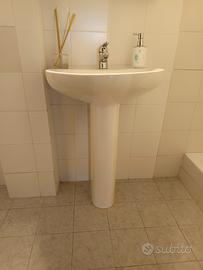 lavabo bagno, miscelatore, specchio e accessori 