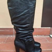 Stivali neri in ecopelle