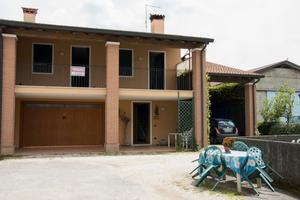 Casa indipendente, ampi garages e giardino