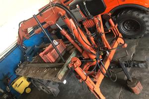 Rimorchio forestale con gru per legna ribaltabile