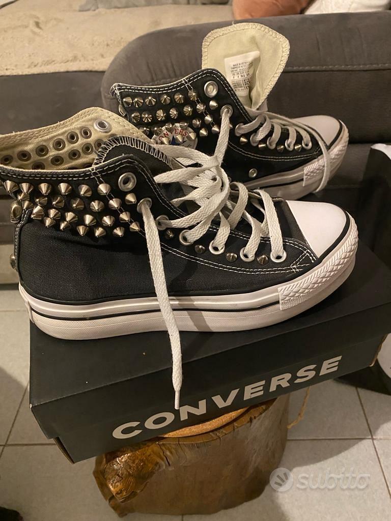 Converse gialle outlet con borchie