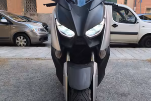 Yamaha x-max 300 con passaggio incluso