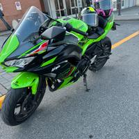 Ninja 650 2023 con scarico Ak