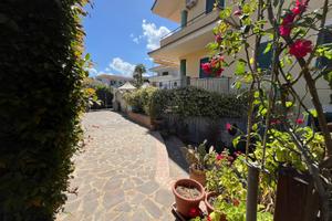 Montepaone lido - v. pellico villa con giardino