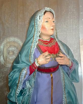 Statua di Madonna - restaurata , vestita .