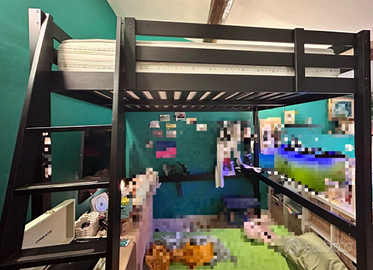 letto a soppalco nero e materasso