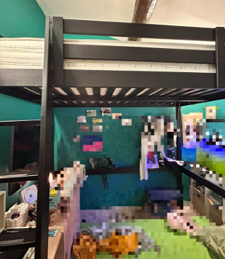 letto a soppalco nero e materasso