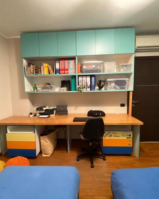 Camera con due letti armadio e scrivania