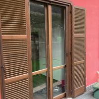 Set di infissi in legno