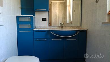Mobile bagno blu con top marmo e specchiera