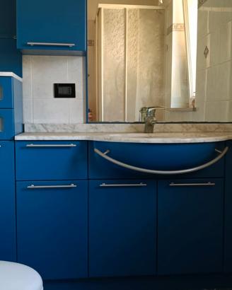 Mobile bagno blu con top marmo e specchiera