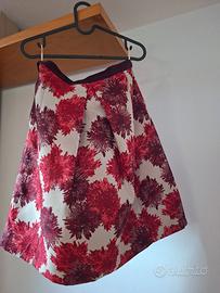 Gonna elegante dalla linea svasata.