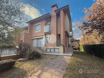 VILLA A SCHIERA D'ANGOLO A SCOPPITO