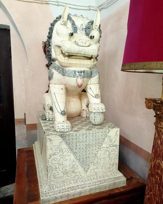 scultura di grande dimensioni cane di Fo 