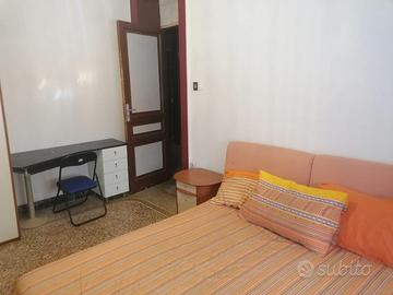 Stanza matrimoniale arredata zona cristo re