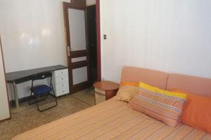 Stanza matrimoniale arredata zona cristo re