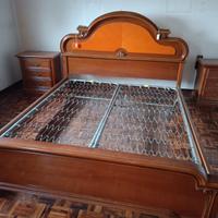 Camera da letto con struttura letto, reti e comodi