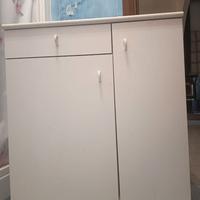 Mobile da bagno e specchiera bianchi