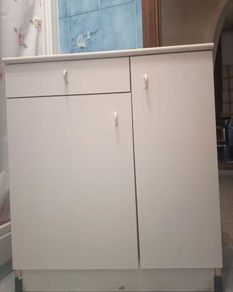 Mobile da bagno e specchiera bianchi